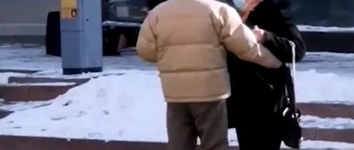 Viral! Doi bătrâni dansează fericiți pe stradă, în pandemie. Imaginile zilei, suprinse la Piatra Neamț (VIDEO)