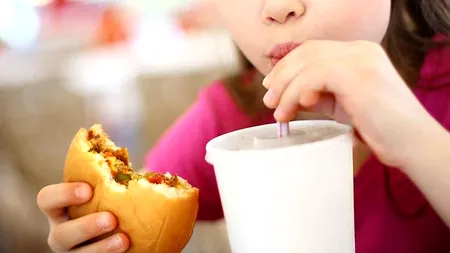 Obezitatea și hipertensiunea, printre afecțiunile copiilor din România. Medic ieşean: „Stau cu telefonul într-o mână şi cu sandwich-ul în cealaltă“