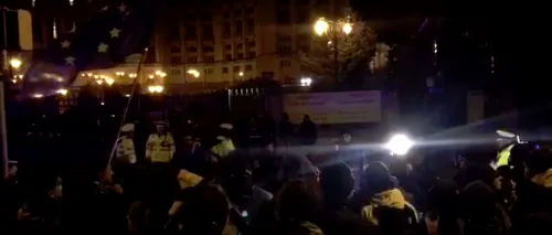 Protestatarii au încercat să atace mașinile parlamentarilor. Jandarmii au folosit gaze lacrimogene. Incident rutier între un deputat PSD și doi protestatari. VIDEO