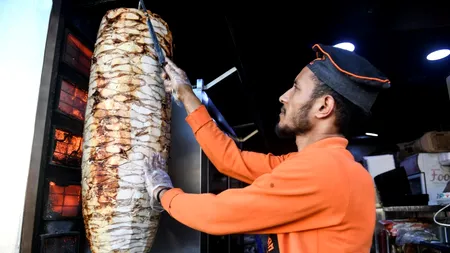 Hoții au ajuns să fure și scaunele din șaormerii. Un proprietar le promite shaorma GRATIS pe viață celor care ajută la prinderea făptașilor