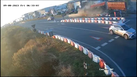 VIDEO | Accident cumplit. Momentul în care un camion spulberă un sens giratoriu