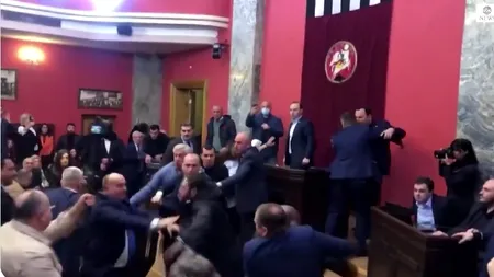 VIDEO | Parlamentarii din Georgia s-au luat la BĂTAIE, în timpul unor dezbateri. De la ce a plecat scandalul