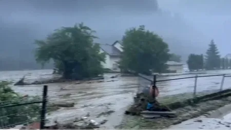 AJUTOARE pentru persoanele ale căror locuințe au fost afectate de inundațiile din Suceava și Neamț. Câți bani se dau pentru locuințele distruse