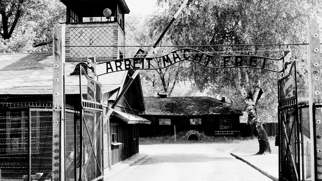 Un jurnalist britanic a intrat pentru prima dată în Auschwitz, lagărul în care și-a pierdut o bună parte din familie. Ce a scris la ieșire