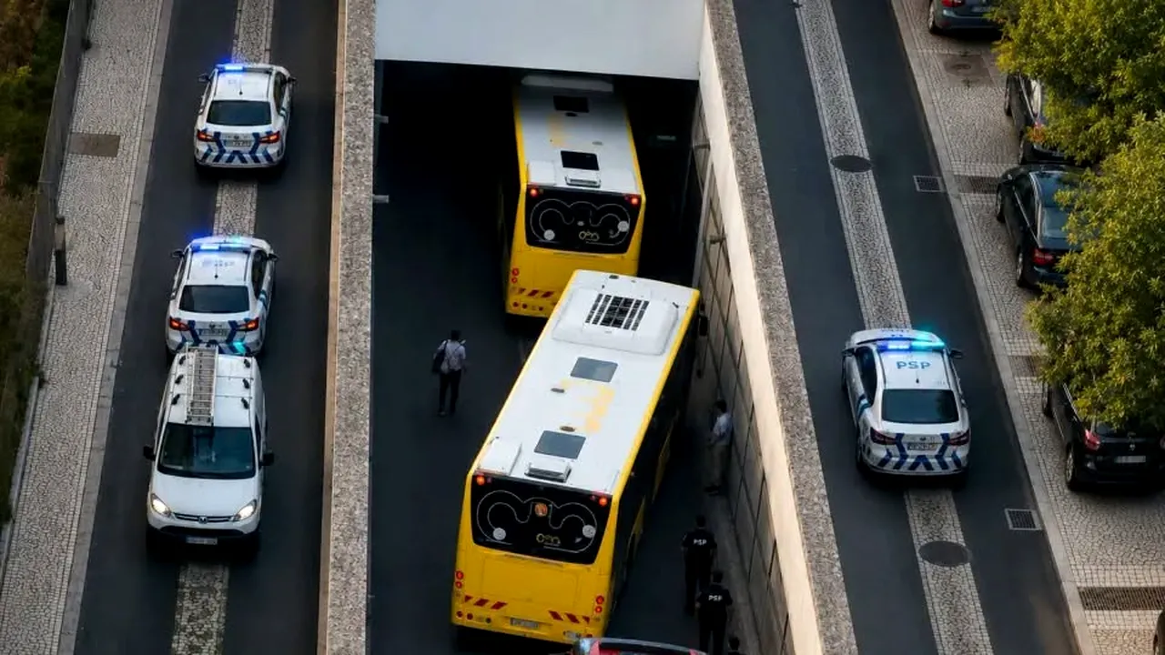 Un autobuz a lovit mai multe persoane în Lisabona. Doi oameni au murit, iar alți 20 au fost răniți. Planul de urgență a fost activat