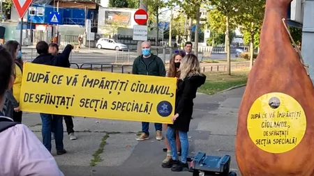 Proteste cu crose de golf și manele la Romexpo, înainte de Congresul PNL. „După ce vă împărțiți ciolanul, desființați Secția Specială!”
