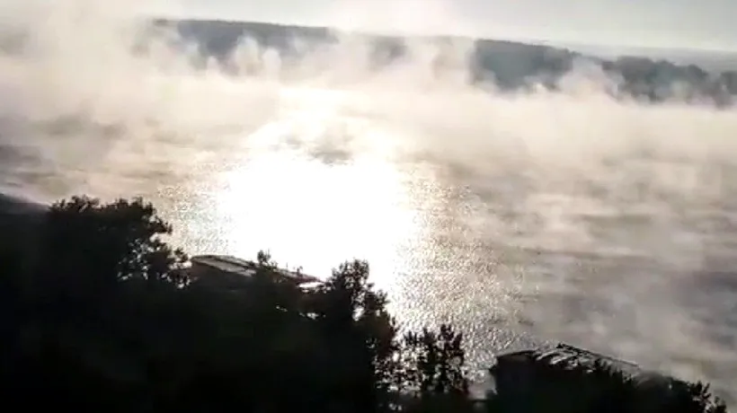 FIERBE Dunărea! Nori de aburi se ridică deasupra apei. Explicația unui fenomen CIUDAT și ÎNFRICOȘĂTOR