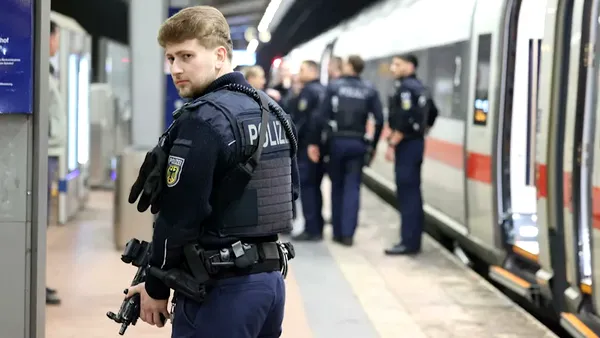 Atac cu explozibili într-un tren cu 180 de pasageri la bord. Sunt cel putin 12 răniți.  Suspectul, blocat de pasageri în toaleta vagonului