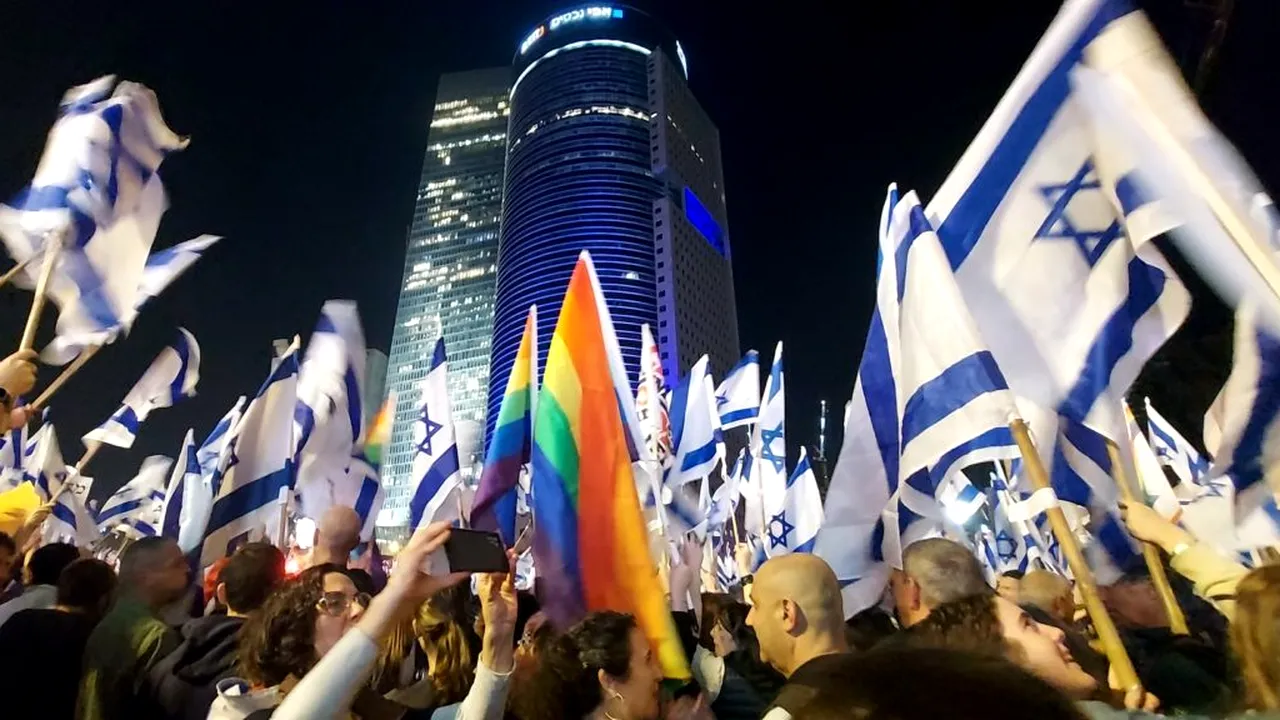 PROTESTE de amploare în Israel. Zeci de mii de oameni, pe străzi, la Tel Aviv, împotriva lui Netanyahu | VIDEO