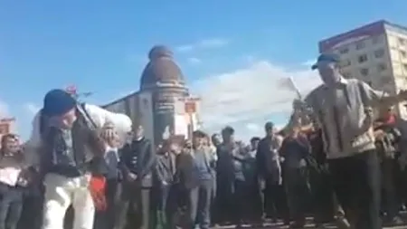 Susținători PSD, filmați în timp ce sărută pancartele pro-PSD și își fac semnul crucii VIDEO

