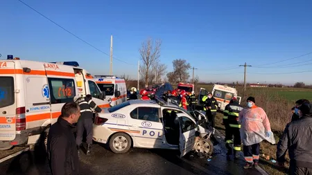 A murit unul dintre polițiștii implicați în accidentul din Olt, după ce mașina Poliției s-a izbit de o ambulanță! IMAGINI CUMPLITE de la fața locului!