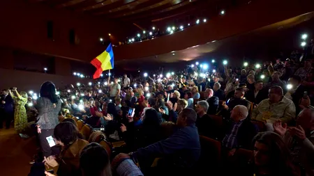 Filiala judeţeană AUR Călăraşi şi-a ales liderul pe întuneric. De pe scenă, George Simion i-a acuzat pe „mafioţii locali” de sabotaj. Până la urmă, au luminat sala cu lanternele de la telefon
