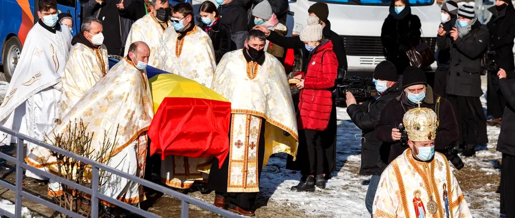 Imagini emoționante de la înmormântarea Episcopului Florentin Crihălmeanu. Emil Boc: „Testamentul pe care ni l-a lăsat este hristic”