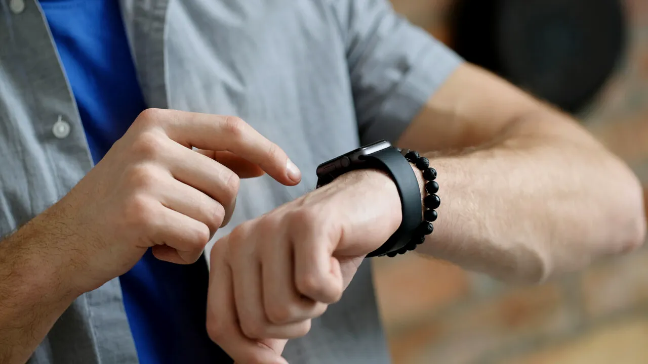 Ce arată un studiu al cercetătorilor despre brățările din CAUCIUC ale ceasurilor smart. Ce ar conține acestea