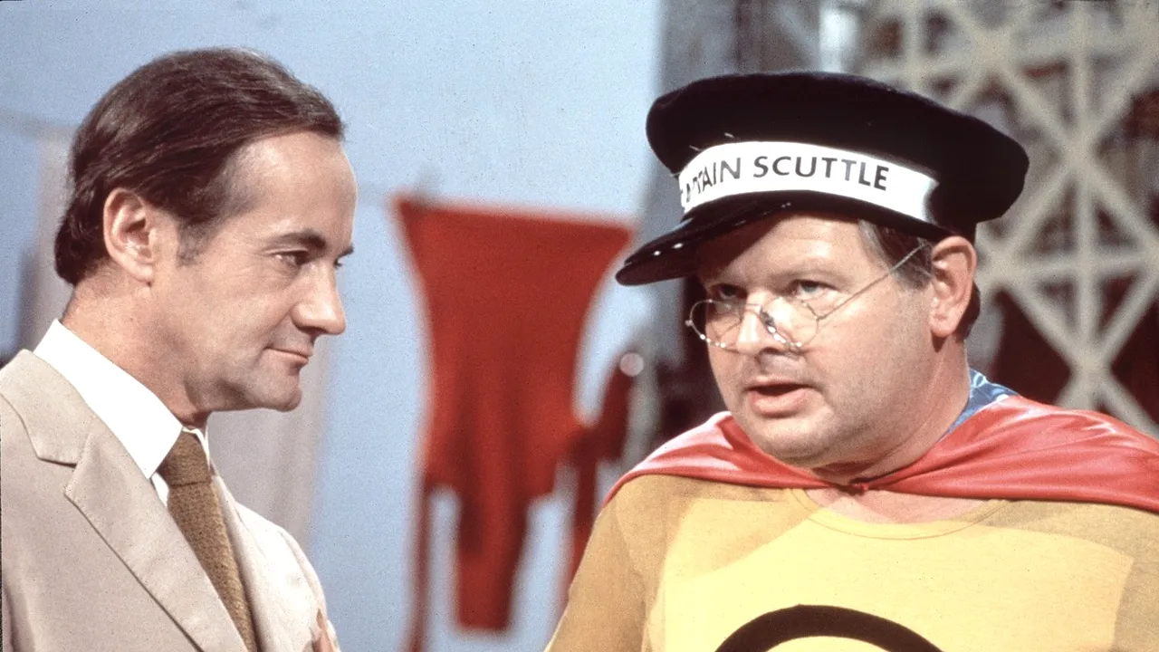 LEGENDARUL Benny Hill: Povestea de viață foarte tristă a unui om hazliu