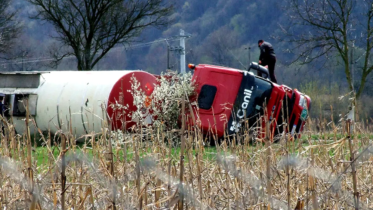TREI RĂNIȚI după ce o cisternă s-a răsturnat pe DN 7 și a acroșat alte două mașini, una căzând în Olt. Șoferul care a provocat accidentul era BĂUT
