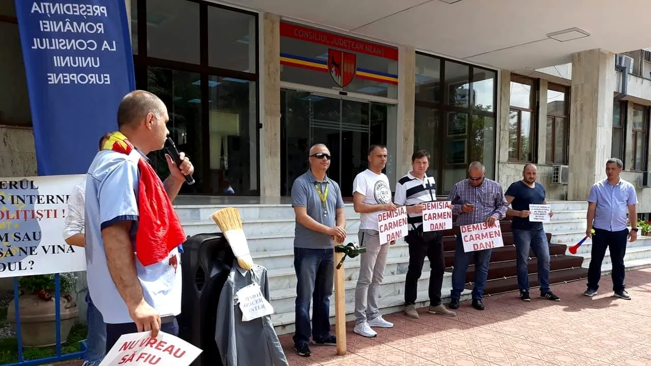 Protest în Neamț. Polițiștii cer dotări mai performante: Nu vrem să murim ca niște proști