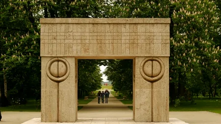 Dosar penal pentru distrugere în cazul operelor lui Brâncuși spălate cu jet de apă sub presiune. Poarta Sărutului s-a îngălbenit în urma operațiunii