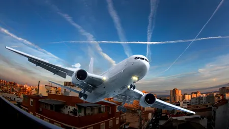 Noi reglementări europene. România și alte state UE, OBLIGATE să raporteze impactul climatic al „dârelor” lăsate de avioane pe cer
