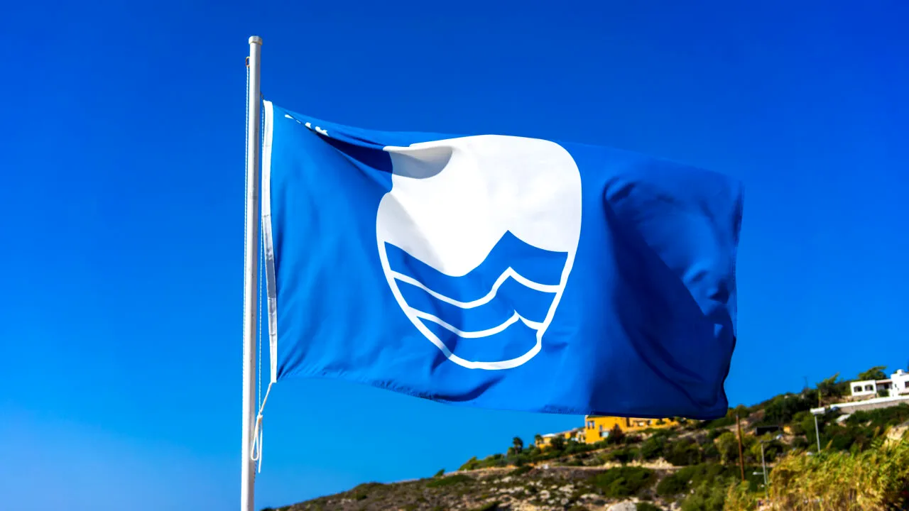 Ce înseamnă dacă vezi ”Blue Flag” pe o plajă din România