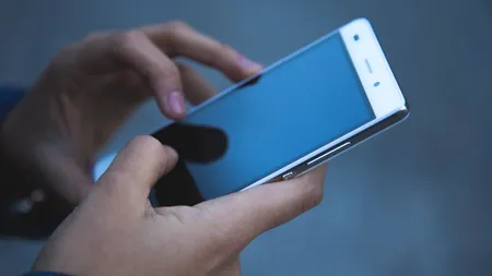 La un pas de tragedie! Unui bărbat din Baia Mare i-a explodat telefonul în timp ce se juca pe el (FOTO)