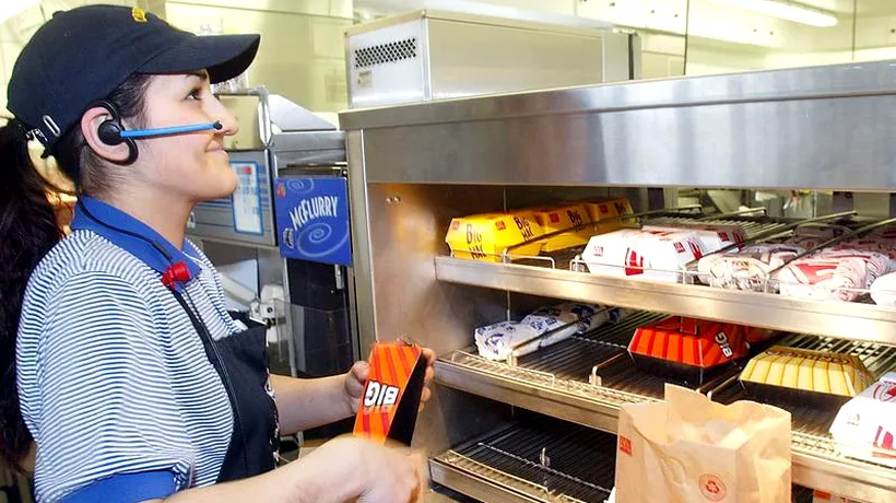 Sfatul dat de McDonald's angajaților: Luați-vă o a doua slujbă și renunțați la încălzire. VIDEO