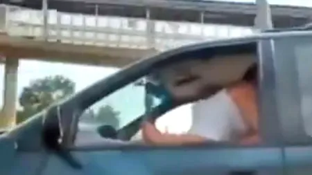 Un cuplu din Statele Unite a fost surprins întreținând relații intime pe autostradă. VIDEO