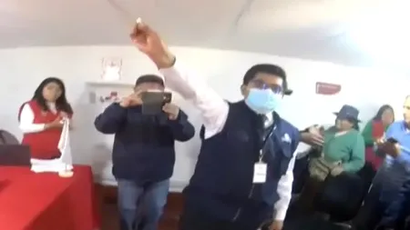 VIDEO | Orașul în care primarii se aleg ca la fotbal, când există egalitate de voturi între candidați. Autoritățile au dat cu banul pentru a alege edilul