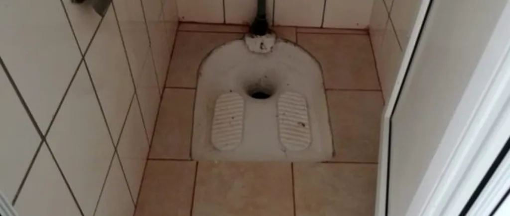 Un deținut reclamă că la Penitenciarul Iași toaletele nu au „tron”. Câți bani a cerut despăgubire: „S-a simțit dezumanizat și torturat”