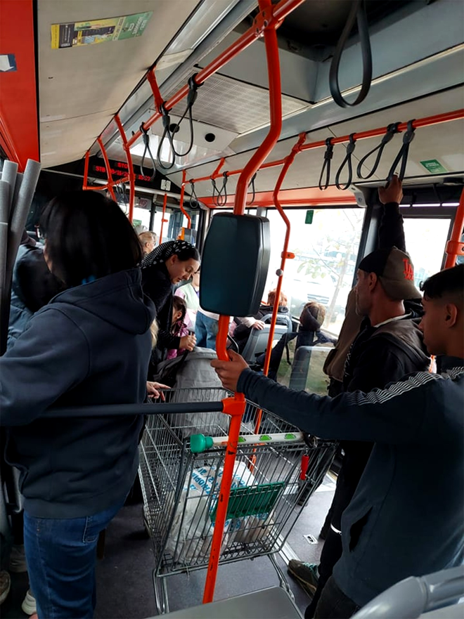 Imagini ilare și ireale în STB! Un bucureștean a intrat în autobuzul 112 cu căruciorul de cumpărături furat din supermarket / Sursa foto: Facebook