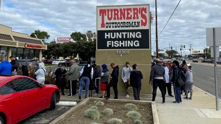 COZI la magazinele de arme din SUA. Pentru ce se pregătesc americanii