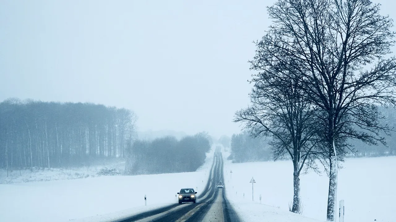 Meteorologii avertizează: COD galben de ceaţă densă şi depuneri de chiciură în 16 județe