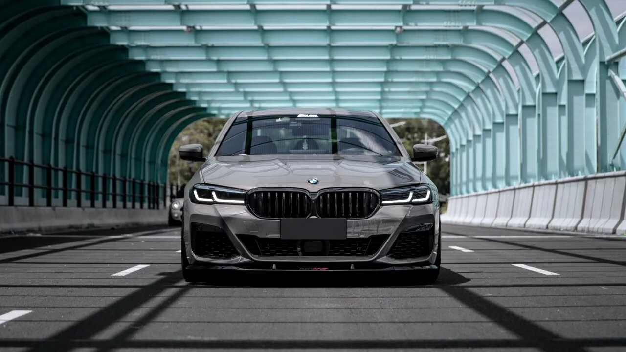 Atunci când s-a dus să își plătească taxele, un bărbat din Satu Mare a aflat că are de plătit și pentru un BMW Seria 5, de care nu ştia