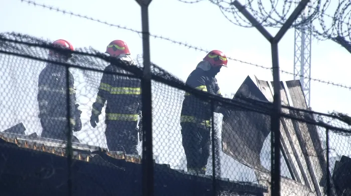 Pompierii încearcă să lichideze incendiul de la depozitul Antrefrig din Pantelimon