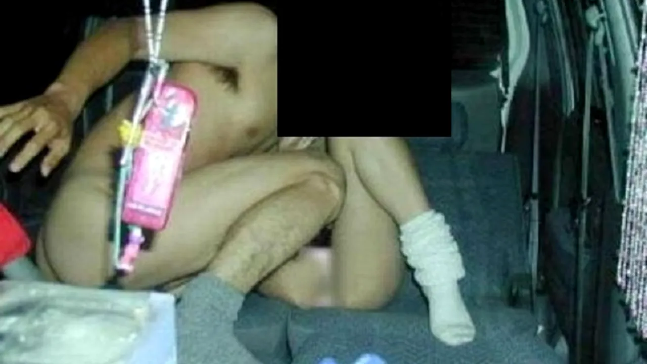 Doi tineri FAC SEX și beau ALCOOL în mașină. Polițiștii i-au găsit AȘA, după ce autovehicolul a intrat într-un STÂLP: