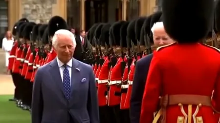 Cât câștigă, de fapt, un străjer din Garda Regelui CHARLES al III-lea. Acum s-a aflat!