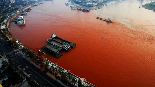 GALERIE FOTO. Fenomen inexplicabil în China. Apele unui fluviu s-au colorat în roșu