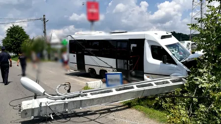 Două persoane, duse la spital, după ce microbuzul în care se aflau s-a izbit de un stâlp în Dâmbovița