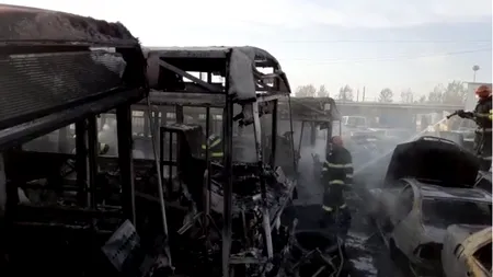 Incendiu puternic în curtea Regiei de Transport Craiova, au ars patru autobuze dezafectate și mai multe mașini. De la ce a pornit focul (VIDEO)