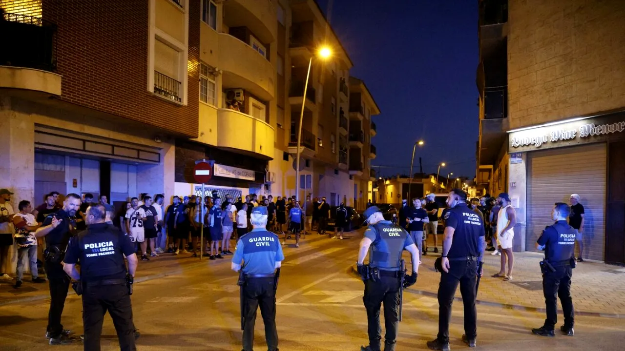 SPANIA: Opt persoane au fost arestate după confruntări între localnici și migranți