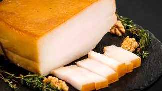 Slănina care a stat ascunsă în ultima iarnă a regimului comunist, păstrată 35 de ani într-un turn din Sibiu