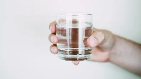 Halucinant! Un bărbat obişnuia să bea 10 litri de apă pe zi, Ce i-a spus medicul atunci când a fost la consult