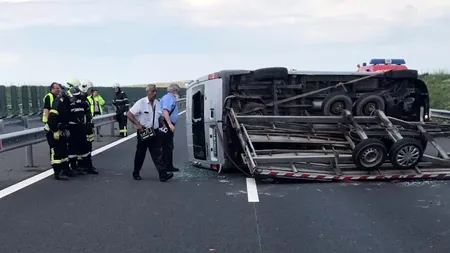 Șapte persoane rănite după ce două microbuze și un autoturism s-au ciocnit. Circulația este blocată
