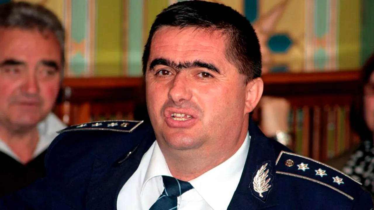Pensionarul special, numit de USR administrator la o fabrică de armament, obligat să plătească daune unei prim-procuroare și unui primar