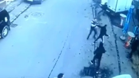 VIDEO | Bătaie cruntă cu bâte și topoare pe o stradă din Lugoj. Un bărbat este lovit cu toporul în cap