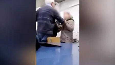 Scenă cumplită într-o școală din România. Un profesor a fost filmat în timp ce agresează un elev