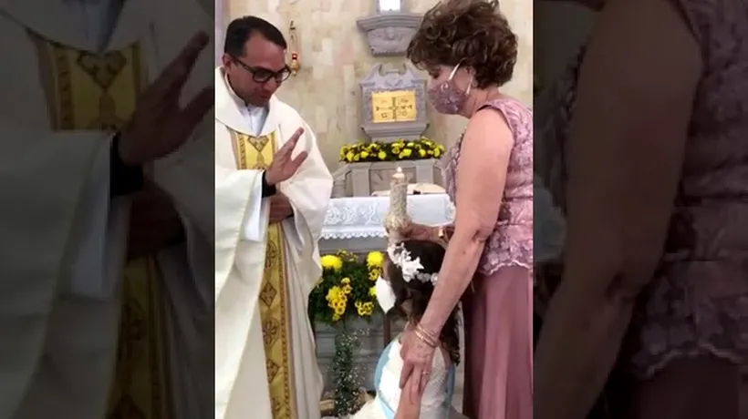 Reacția unui copil a generat râsete într-o biserică, după ce a primit binecuvântarea preotului