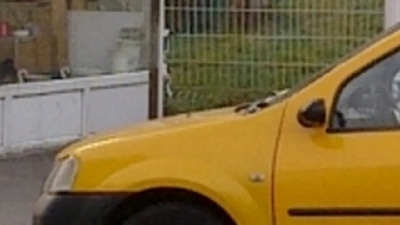 La prima vedere pare un taxi, însă adevărul este cu totul altul. Ce este această mașină surprinsă în București