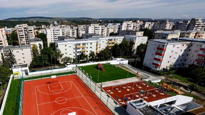 Așa arată o parcare semi-îngropată, cu spațiu verde și terenuri de sport, inaugurată la Cluj / GALERIE FOTO