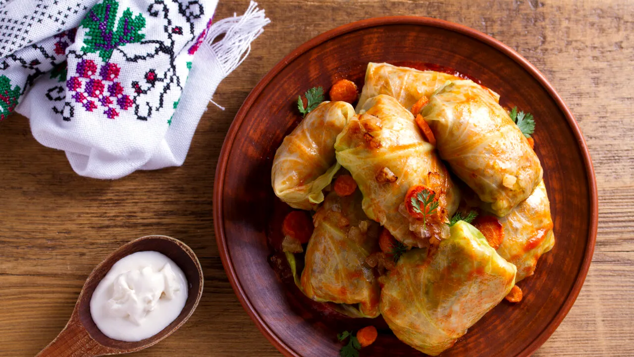 Secretul SARMALELOR moldovenești. Ingredientul care nu poate lipsi din rețetă